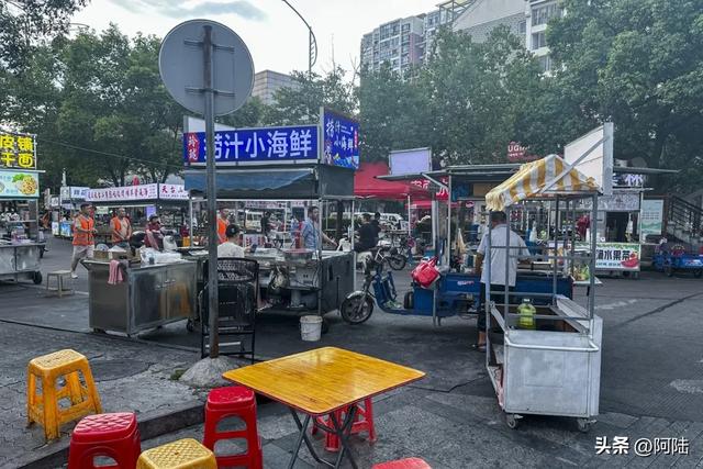 每当夜幕降临,一半天台人好像都在新城广场,这里的夜市太热闹了