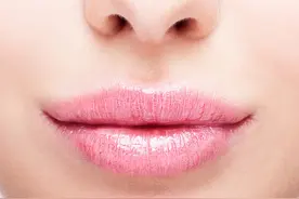 嘴唇颜色可以反映健康问题？嘴巴出现3个异常，警惕是疾病信号图片