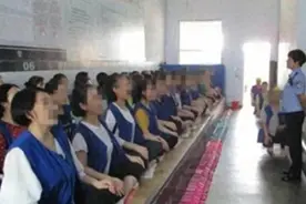 一个服刑五年的女人告诉你，监狱里有人吃不饱，有人却吃到200斤图片