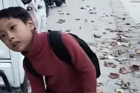 心酸！女子离婚5年后遇到大儿子，亲儿子转身就走，令人心疼图片