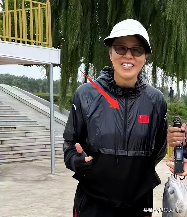65岁郎平北京钓鱼，穿九分裤好朴素	，生图下脸凹苹果肌高耸认不出
