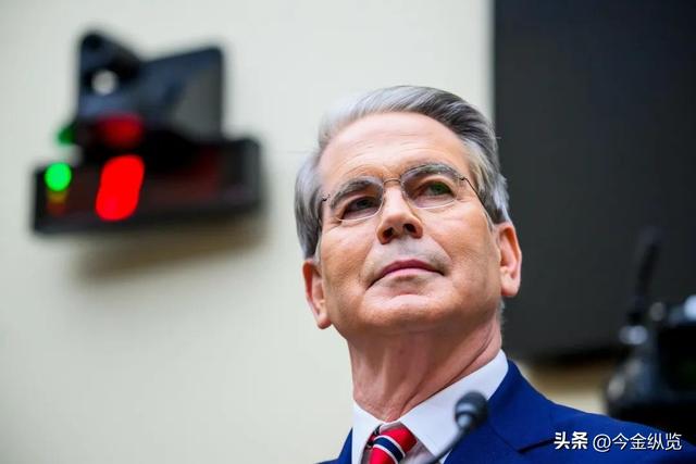 AI芯片战火升级！黄仁勋：教特朗普赢AI，他却坚持宁可让中国赢？