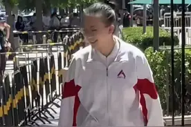 牛！人大附中高考生走红实至名归，高考成绩一骑绝尘，评论区吵翻图片