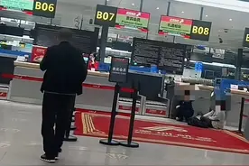 未在起飞40分钟之前值机，母子错过航班哭闹称“耽误孩子公务员考试”，机场回应图片