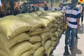 缅北两支武装为腊戌市内的难民捐赠物资图片