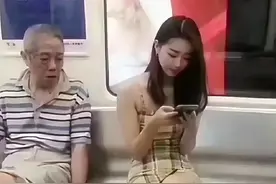 美女，公共场合注意坐姿啊，一旁的大爷都看你半天了，真难为情。图片