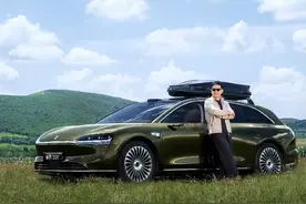 华为余承东将微信头像更换为享界S9T合照 有“亿”点帅图片