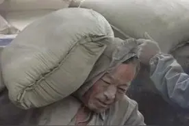 现在的农民工不真差钱了？六十袋水泥扛到6楼，三百元居然没人干图片