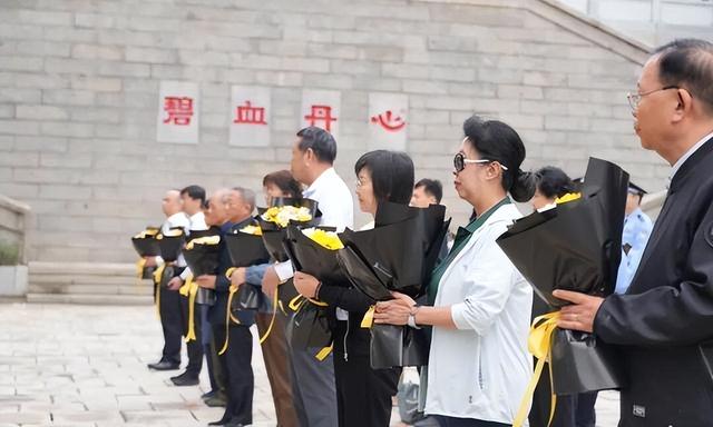聂曦后人祭拜吴石将军，坟前一句话让人泪目！“我爷爷还在台湾”