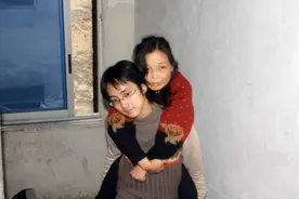 2005年“背母上学”的男孩，29岁时变性为刘婷，当选国际选图片