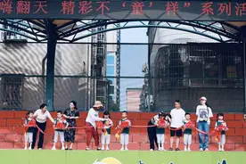 萌娃当家爱心义卖 “六一”童趣温暖童心图片