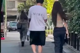 网友偶遇王思聪懒懒手牵手逛街，两人亲密无间感情超稳定图片