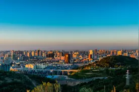 位于亚洲中心的乌鲁木齐，正在腾飞 | 城市商业系列图片