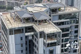 武汉长江边一54层住宅楼顶出现“楼上楼” 部门回应：已立案调查违建情况图片