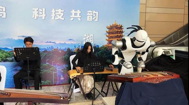 2025东湖论坛盛大开幕，机器人产业成瞩目焦点