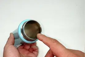 保温杯太深手伸不进去清洗？教你一招，1分钟就和新的一样干净图片