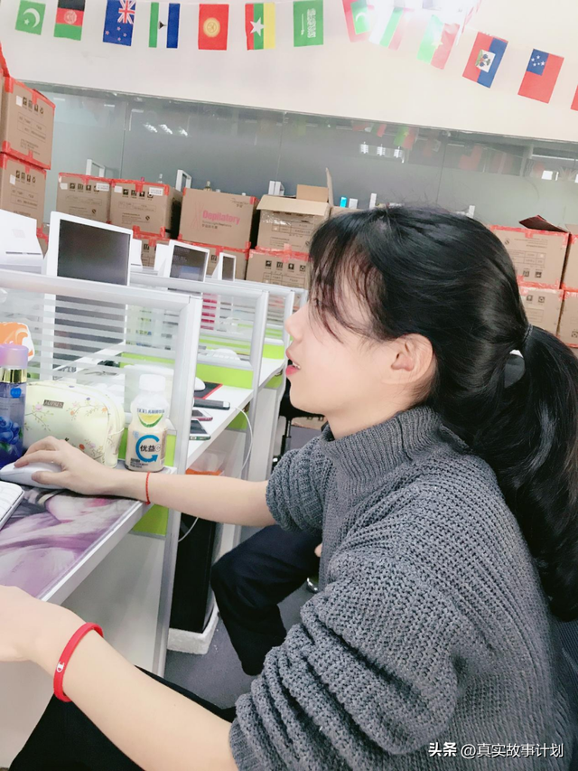 天崩开局，一个00后潮汕女孩在直播间向上一跃