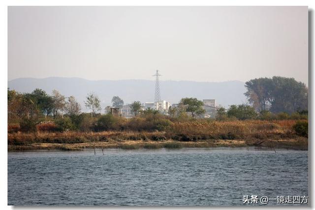 漫步丹东鸭绿江畔，可以隔江望见对岸的朝鲜