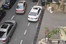 救护车遭环卫车堵路，当地回应：司机已被处罚图片