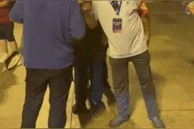 青岛执勤人员劝离广场摆摊小伙时发生冲突，相关部门已批评教育图片