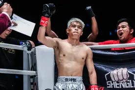 广西“战斗鸡”张沛勉VS博略特激战三回合，裁判产生分歧投票 2:1，张沛勉遗憾告负图片