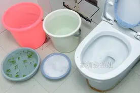 为何不能“倒水”冲马桶？维修师傅：看似节俭实则隐患很大！图片