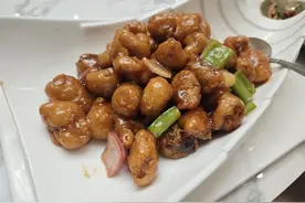 一只40多斤的香猪，12道菜图片