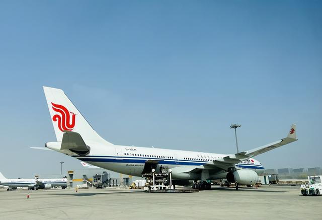 德国美女来中国旅游前备满干粮，落地北京后愣住