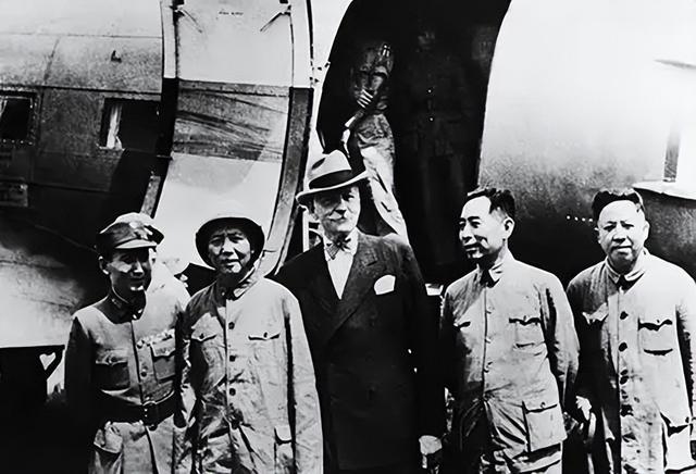 蒋介石在日记里坦言：重庆谈判放走毛主席，全是因为这两点！