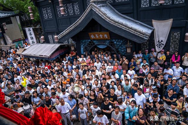 国庆假期首日，浙江象山影视城被挤爆了！游客：低估了夜游的魅力