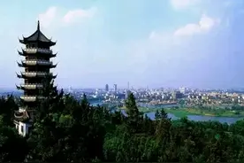 真卷：2025安徽省高考本科过线率低于5成，600分以上人数30104人图片