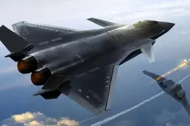 歼20“开大”，大侧风硬着陆，滚转发射导弹，飞行员身体不听使唤图片