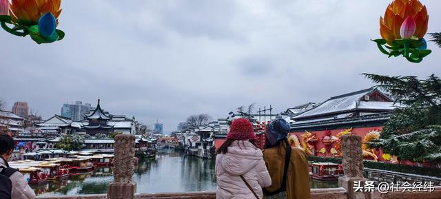 大寒雪落秦淮畔 四秩灯会映金陵 古建银装裹红韵入画来