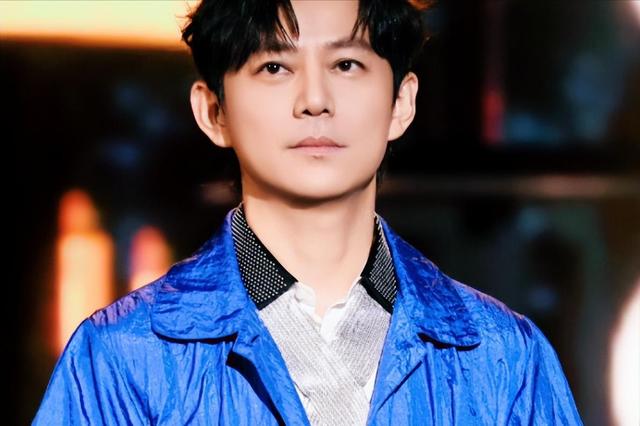 51岁主持人何炅：无妻无女、与保姆相伴，如今终于与自己和解