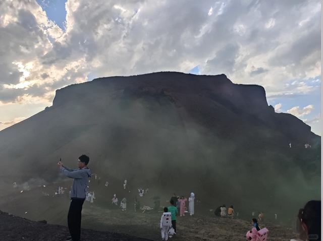 68岁保洁大爷遭游客群殴：打人者身份曝光，当天已回河北 网友炸锅