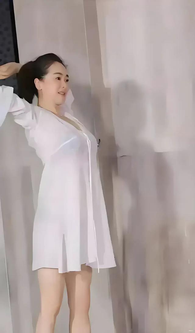 左小青这身材看起来确实是太胖了，不过这大体格子看起来非常健康