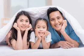 女儿像爸儿子随妈，是真的吗？娃的智商和长相到底随谁，答案在这图片