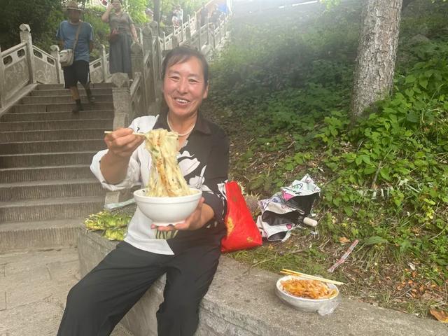 “铁腚大巴”甘南线第二站：麦积山石窟，多少微笑烟雨中