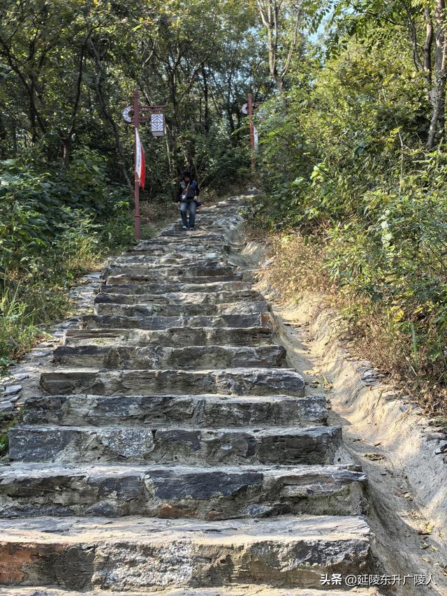 重阳登高丹阳黄连山 齐梁半壁基业地 北顾大江秋水情