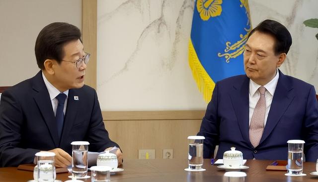 登上赴京专机前，李在明先送出2句话，王毅挂断电话，统一势在必得