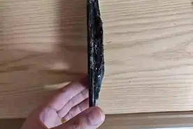 女子称手机凌晨突然自燃，造成脚部烧伤！荣耀回应图片