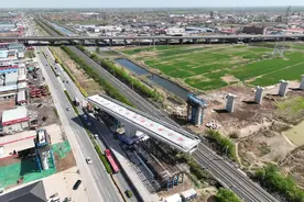 石衡沧港城际铁路跨京沪铁路转体桥成功转体图片