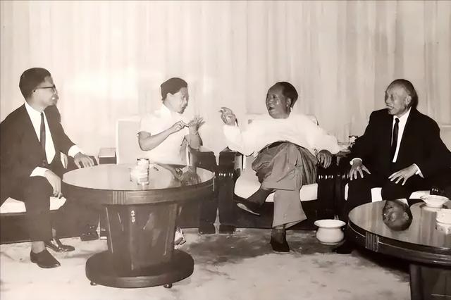 1965年，毛主席宴请刚回国的李宗仁，问：你知道我靠什么吃饭吗？