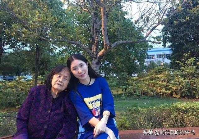 云南女孩四岁被奶奶赶出家门 外婆养大她 如今带88岁外婆北京看升旗