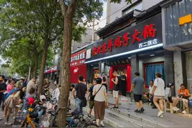 火锅店外排起长队，北京市民致敬救人英雄，“以后会经常来！”图片