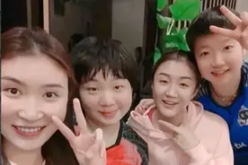 深大庆功宴合影揭秘：陈梦端庄秀丽 孙颖莎俏皮可爱 庆祝手势是亮点图片