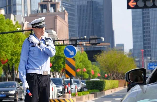杭州1米99“大长腿”交警火了！本人回应：不要关注我，这群人更了不起