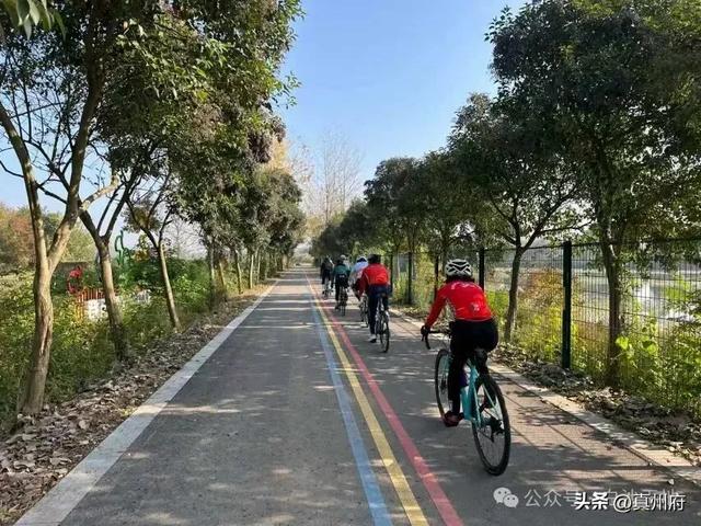 仪征市自行车运动协会骑行在城乡景区……