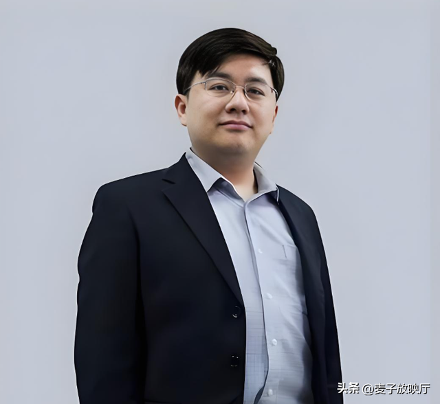 8岁光屁股火遍全国	，现定居北京娶学霸为妻的他，是身价过亿高管