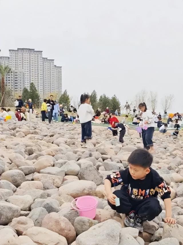 运城市中心藏了一片“海”！走，带你去看治愈系沙滩